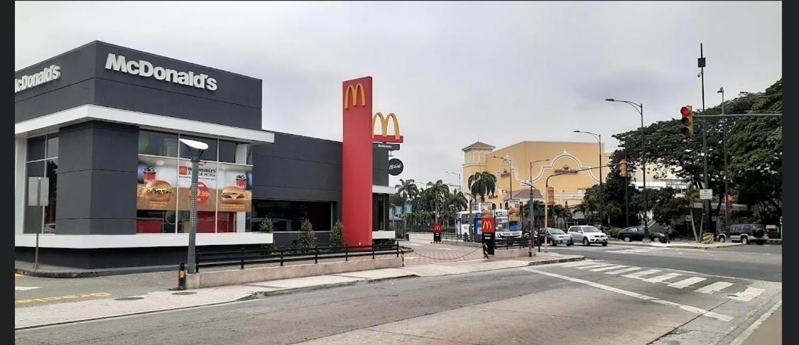 Mega Suite Junto Al San Marino Shopping جواياكيل المظهر الخارجي الصورة